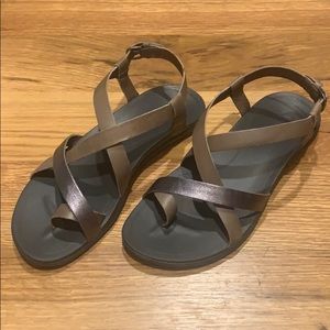 OluKai | Upena Quarter Strap Leather Sandal |Size8